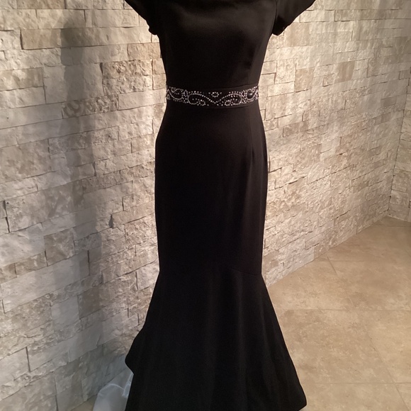 Betsey & Adam Off-The-Shoulder Mermaid Gown - Picture 2 of 13